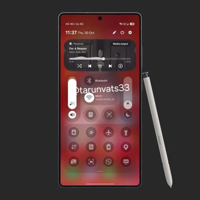 واجهة One UI 8.5 على هاتف سامسونج مع تخطيط شفاف لعناصر التحكم، يتضمن إعدادات سريعة، معلومات عن الاتصال، وتحكم بالوسائط.